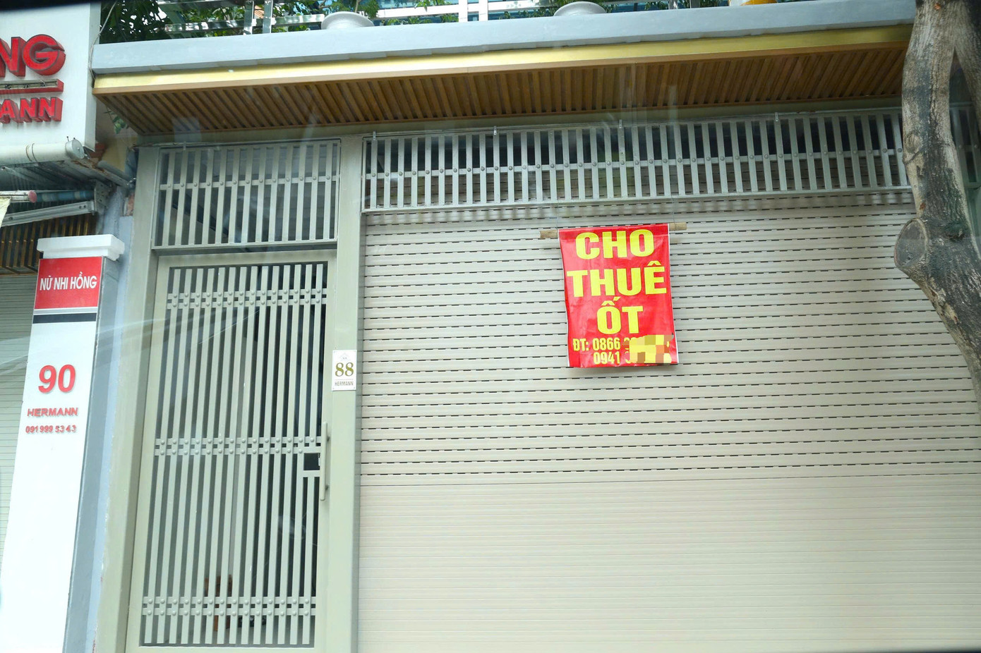 Trước sức ép từ thị trường và sự thay đổi hành vi mua sắm của người tiêu dùng, các chủ cửa hàng cần nhanh chóng thích nghi bằng cách ứng dụng công nghệ, mở rộng kênh bán hàng trực tuyến để tránh rơi vào cảnh kinh doanh trì trệ kéo dài như hiện nay.