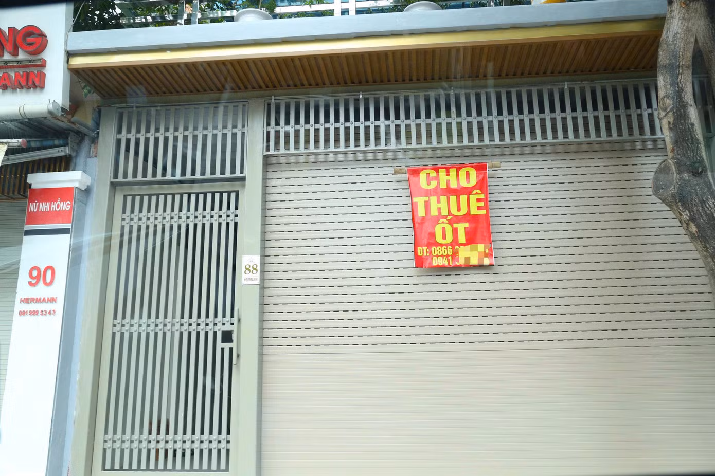 Trước sức ép từ thị trường và sự thay đổi hành vi mua sắm của người tiêu dùng, các chủ cửa hàng cần nhanh chóng thích nghi bằng cách ứng dụng công nghệ, mở rộng kênh bán hàng trực tuyến để tránh rơi vào cảnh kinh doanh trì trệ kéo dài như hiện nay.