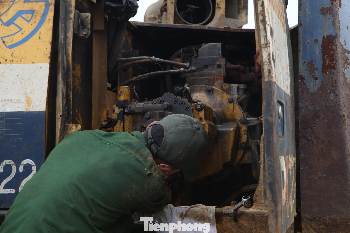 Một máy cẩu hư hỏng đang được sửa chữa.