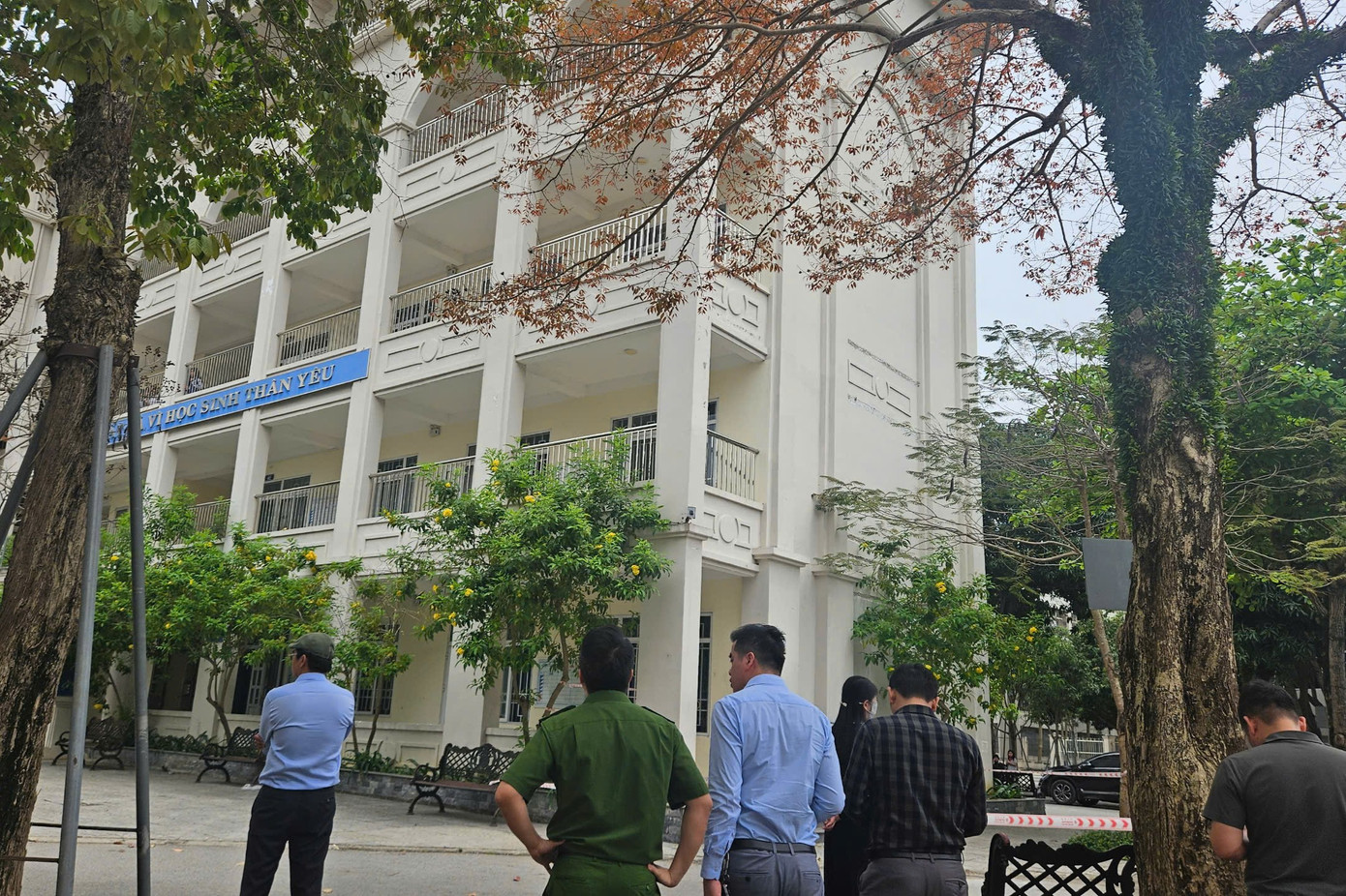 Lực lượng chức năng đang phong tỏa hiện trường để điều tra nguyên nhân vụ việc Lực lượng chức năng đang phong tỏa hiện trường để điều tra nguyên nhân vụ việc