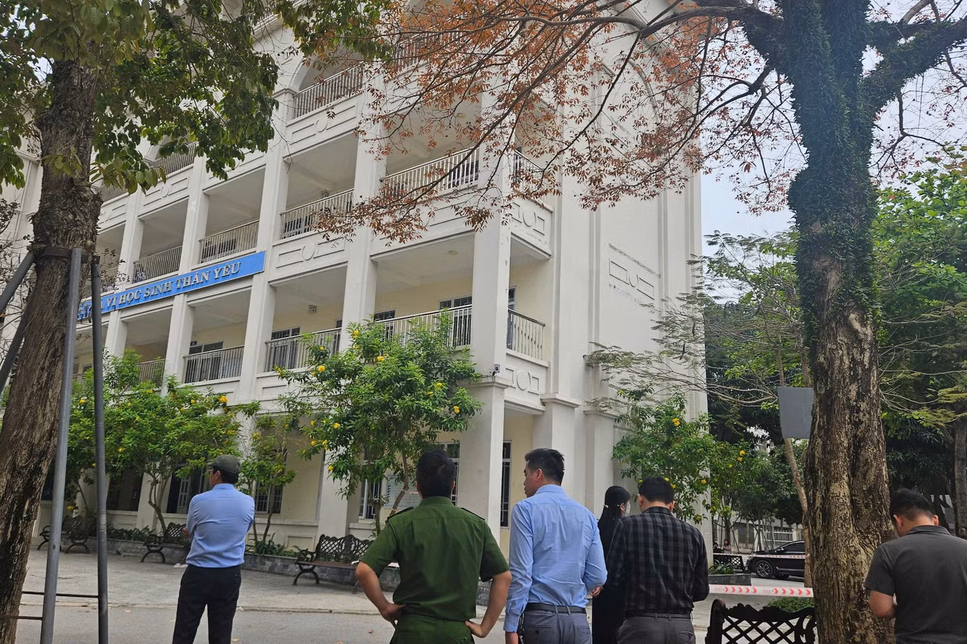 Lực lượng chức năng đang phong tỏa hiện trường để điều tra nguyên nhân vụ việc