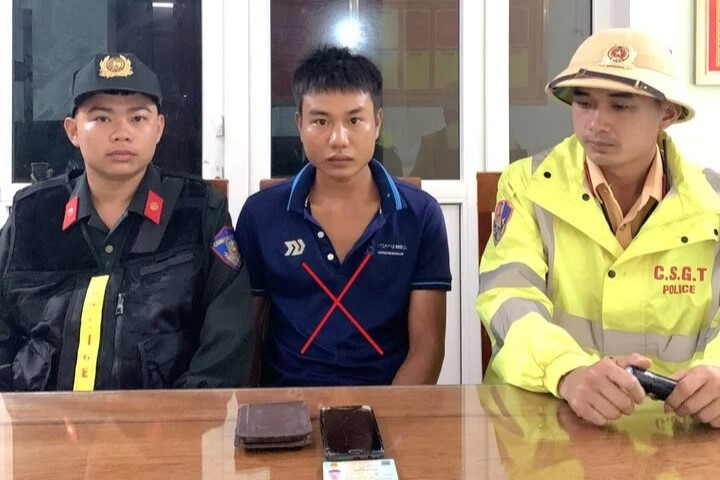 Đối tượng Cao Bá Khoa (giữa) bị bắt khi đang trên đường bỏ trốn.