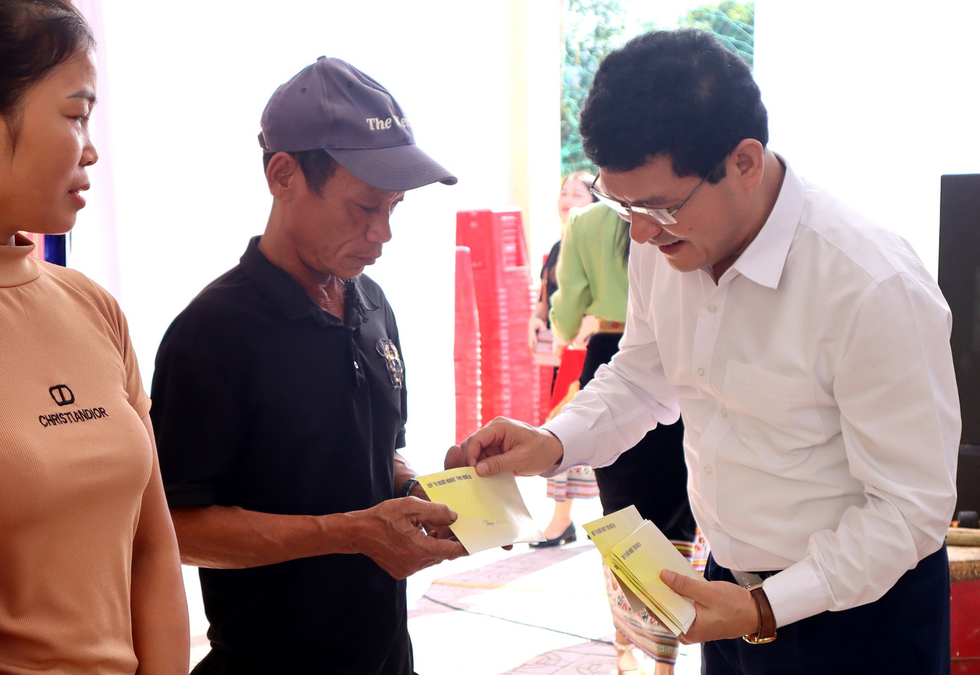 Ông Phạm Trọng Hoàng, Ủy viên Ban Thường vụ Tỉnh ủy, Chủ nhiệm Ủy ban Kiểm tra Tỉnh ủy Nghệ An tặng quà cho các hộ dân có hoàn cảnh khó khăn.