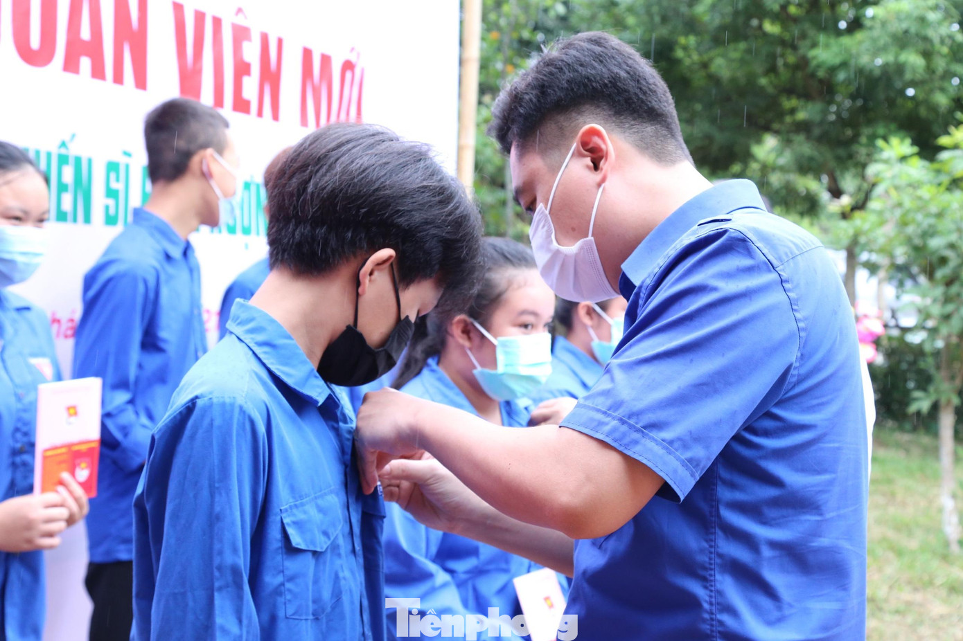 Bí thư Tỉnh Đoàn Nghệ An Lê Văn Lương trao huy hiệu đoàn cho đoàn viên. (Ảnh: Thu Hiền)