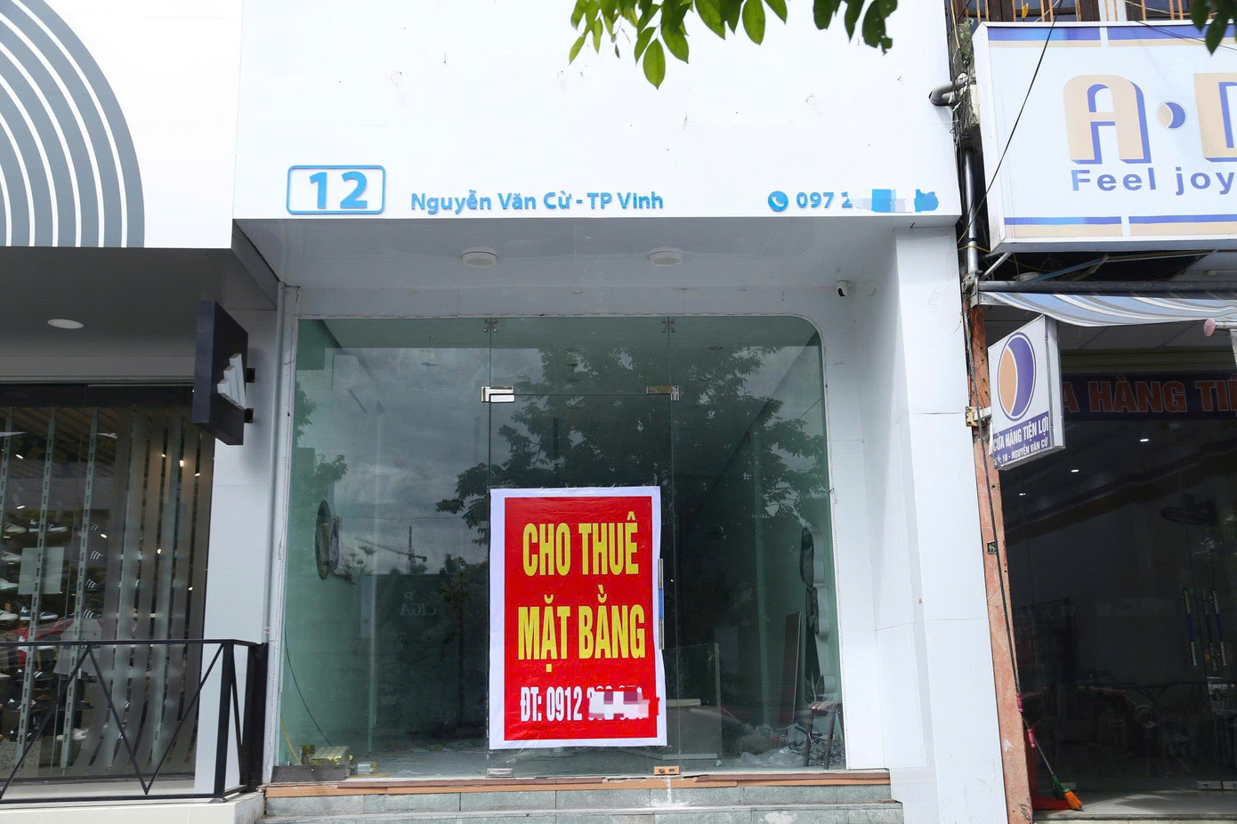 Tuyến đường Nguyễn Văn Cừ (phường Trường Vinh) là phố kinh doanh sầm uất, tuy nhiên đây cũng là tuyến đường có nhiều cửa hàng đóng cửa nhất hiện nay. Giá thuê mặt bằng kinh doanh ở đây dao động từ 10 - 50 triệu đồng/tháng, tùy vào vị trí và diện tích. Đây là mức giá mà người thuê rất khó tiếp cận trong thời buổi kinh doanh khó khăn hiện nay.