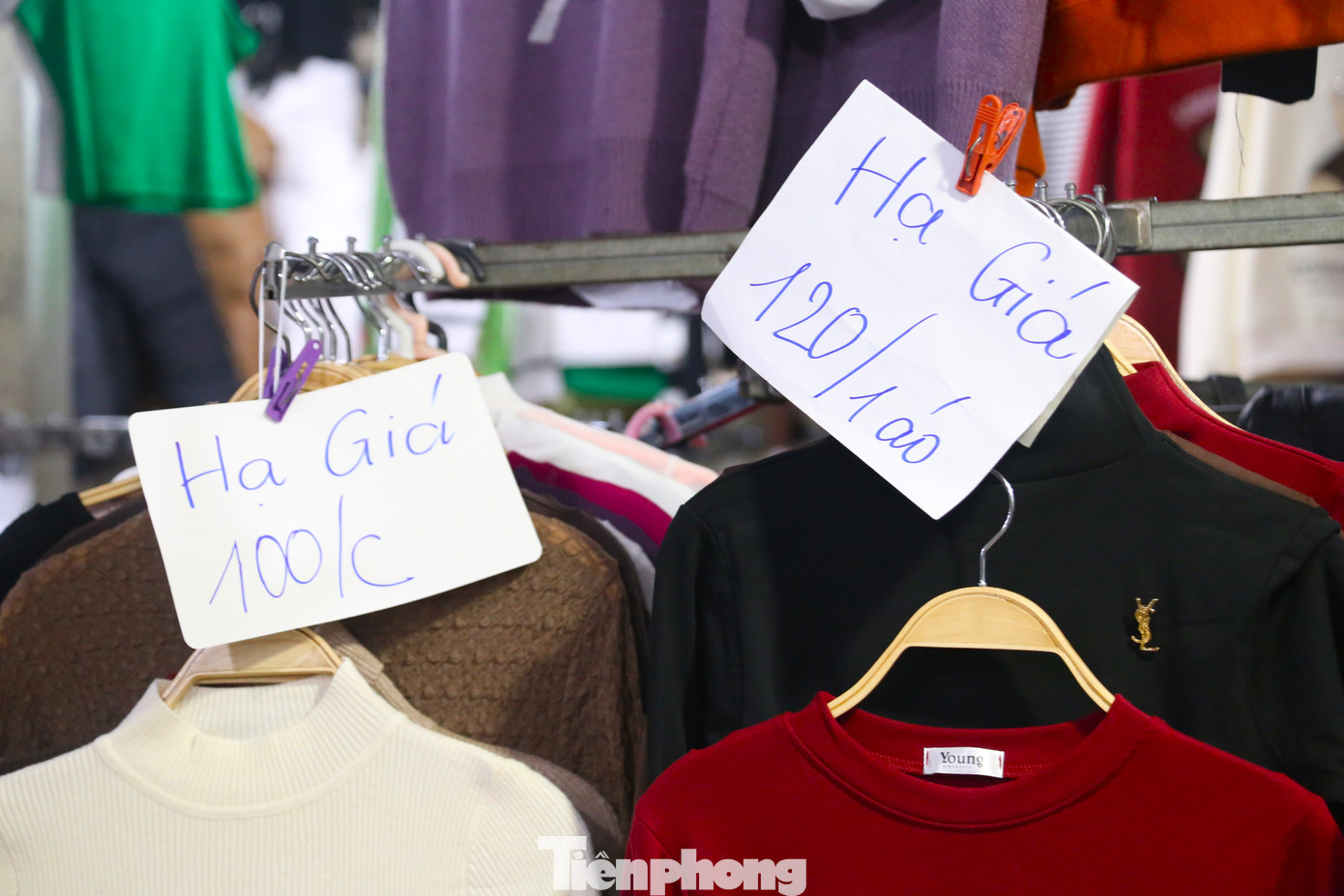 Nhiều mặt hàng hạ giá nhưng vẫn không có người mua.