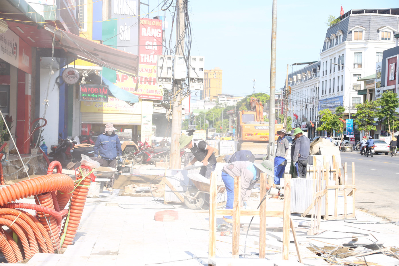 Một nhóm công nhân lát đá vỉa hè trên đường Lê Hồng Phong, thành phố Vinh.