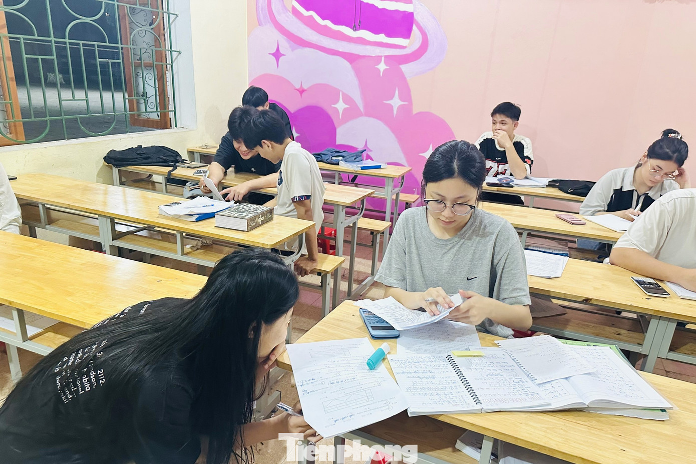 Không chỉ được giáo viên trực tiếp hướng dẫn, lớp học tăng cường buổi tối còn là nơi để những học sinh đi học xa nhà được chia sẻ, tương trợ lẫn nhau.