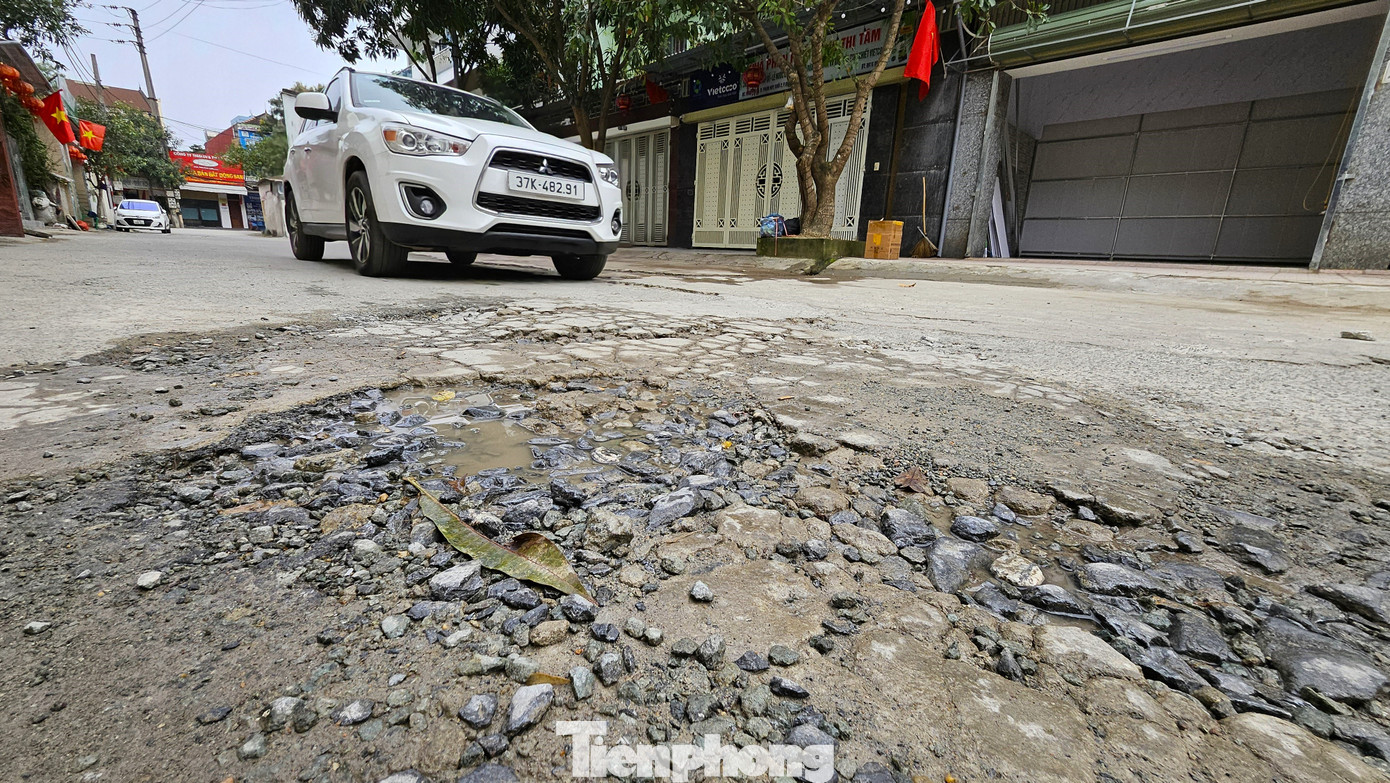 Đường Phạm Huy cũng xuất hiện nhiều điểm xói lở, bong tróc.