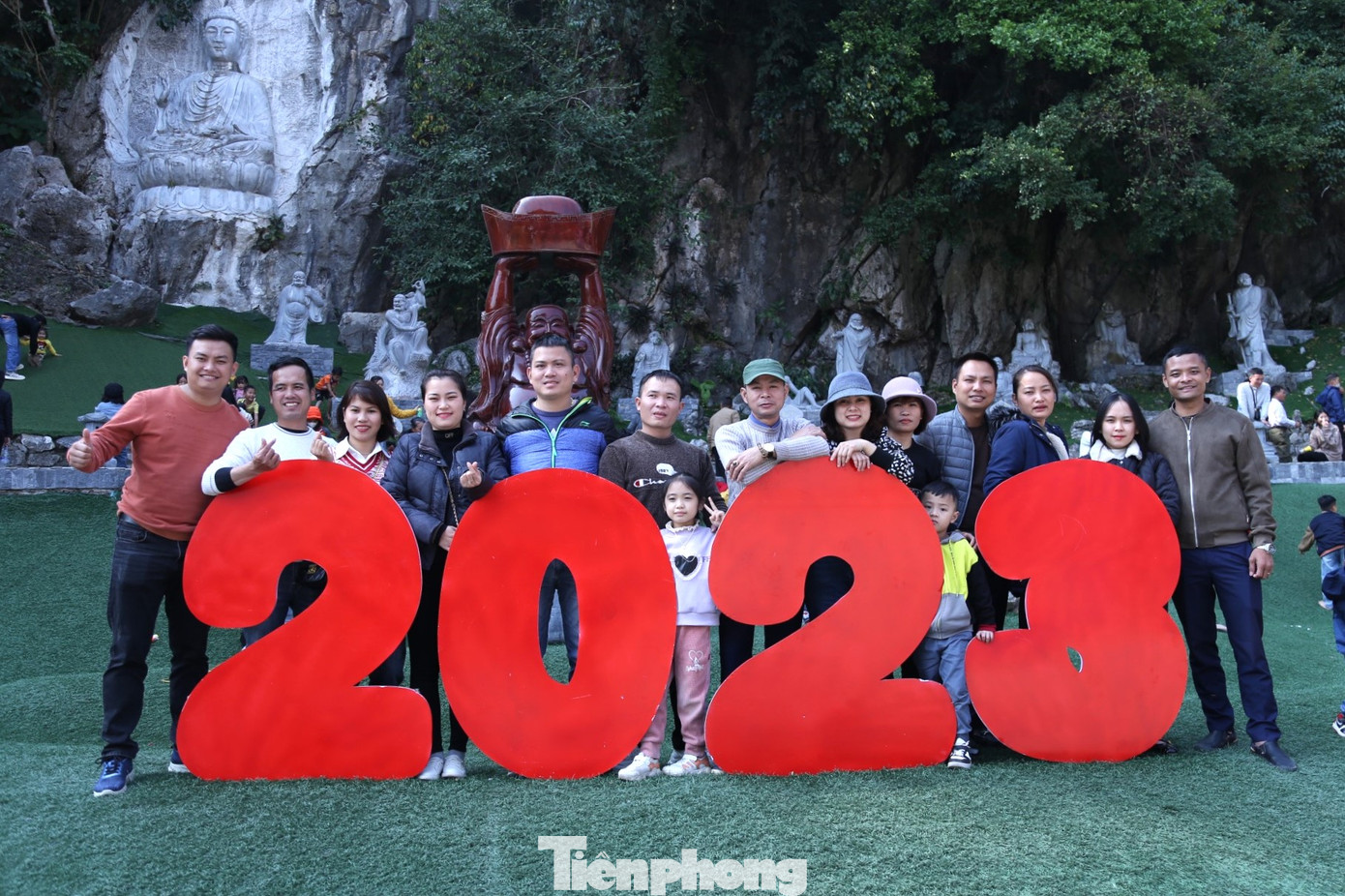 Trong không khí rộn ràng sắc xuân, hàng ngàn người dân và du khách đi chùa vãn cảnh cầu mong một năm mới an lành hạnh phúc.