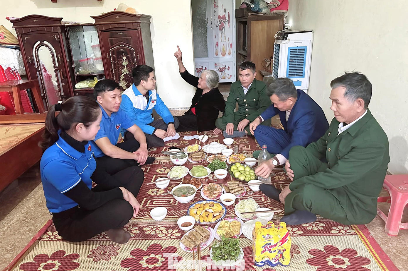 Tổ chức “Bữa cơm tri ân” cho các gia đình thân nhân liệt sĩ.