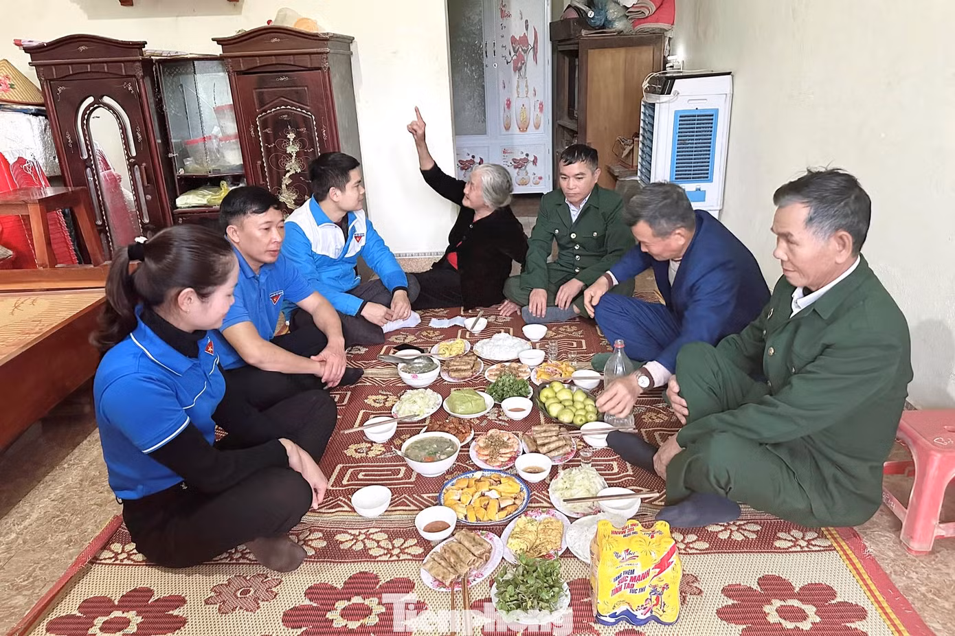 Tổ chức “Bữa cơm tri ân” cho các gia đình thân nhân liệt sĩ.