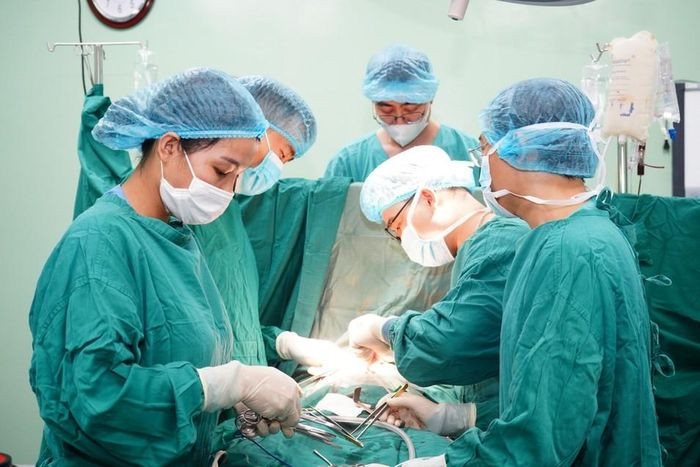 Phẫu thuật tối khẩn cứu bệnh nhi bị vỡ tim