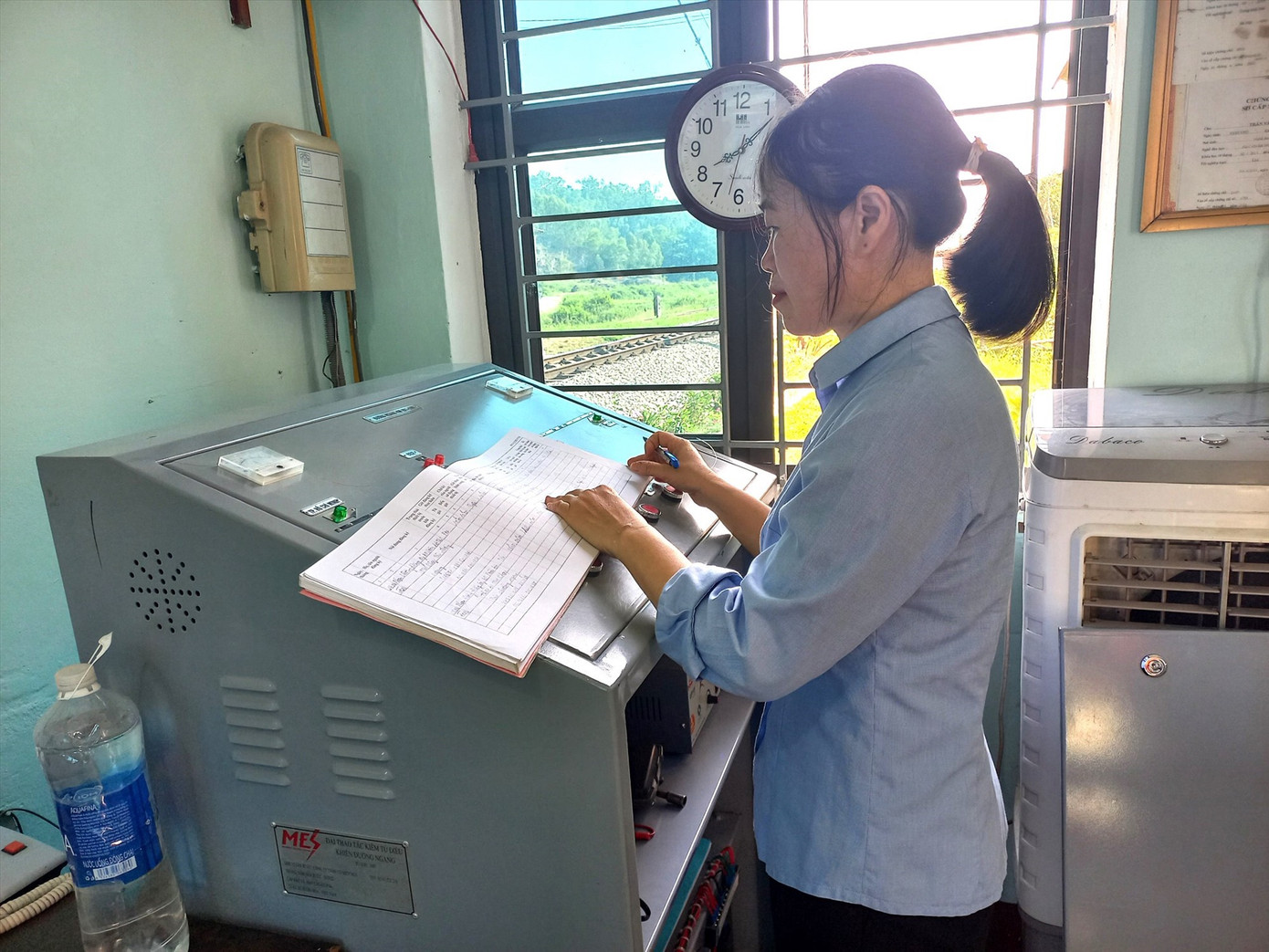 Chị Hường có thâm niên 20 năm làm trong ngành đường sắt Chị Hường có thâm niên 20 năm làm trong ngành đường sắt