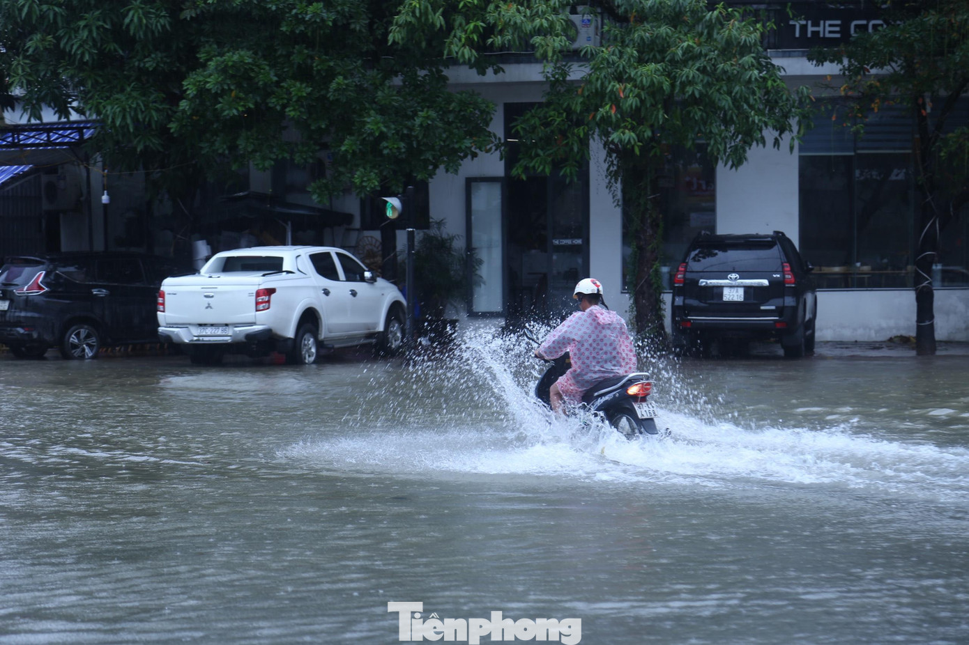 Người dân phải xoay xở đủ đường để băng qua đoạn đường ngập. Người dân phải xoay xở đủ đường để băng qua đoạn đường ngập.