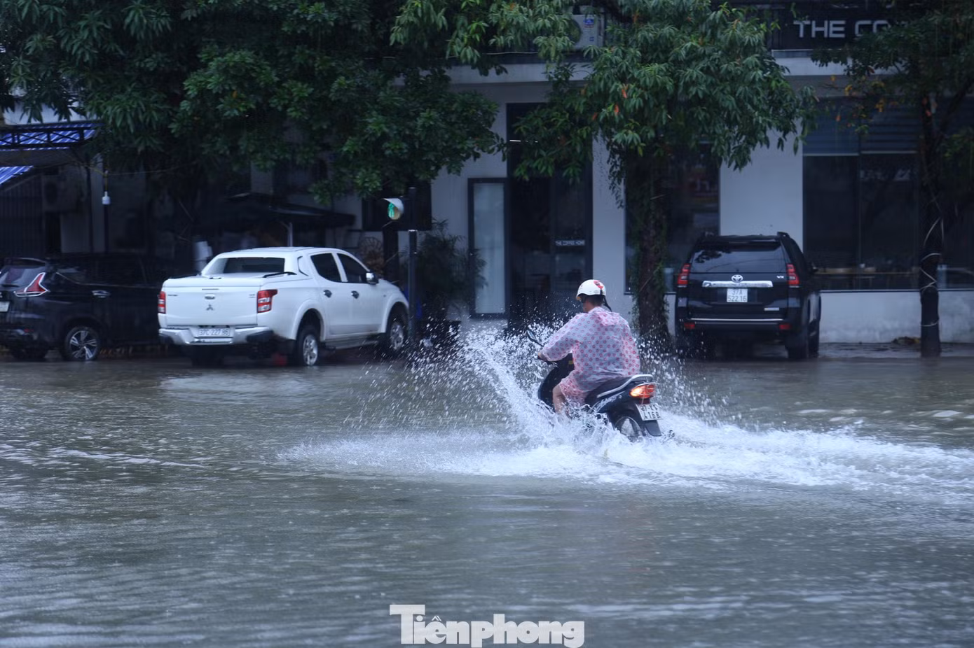 Người dân phải xoay xở đủ đường để băng qua đoạn đường ngập. Người dân phải xoay xở đủ đường để băng qua đoạn đường ngập.