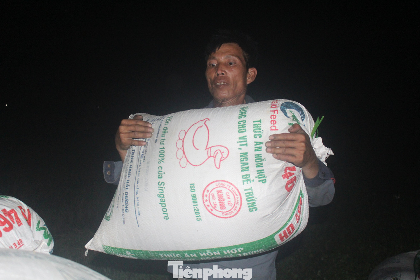 Dưới thời tiết nắng nóng gay gắt, công việc vận chuyển lúa khá vất vả, mệt nhọc nhưng những người thợ vận chuyển vẫn làm cả ngày lẫn đêm để kiếm thêm thu nhập. Dưới thời tiết nắng nóng gay gắt, công việc vận chuyển lúa khá vất vả, mệt nhọc nhưng những người thợ vận chuyển vẫn làm cả ngày lẫn đêm để kiếm thêm thu nhập.