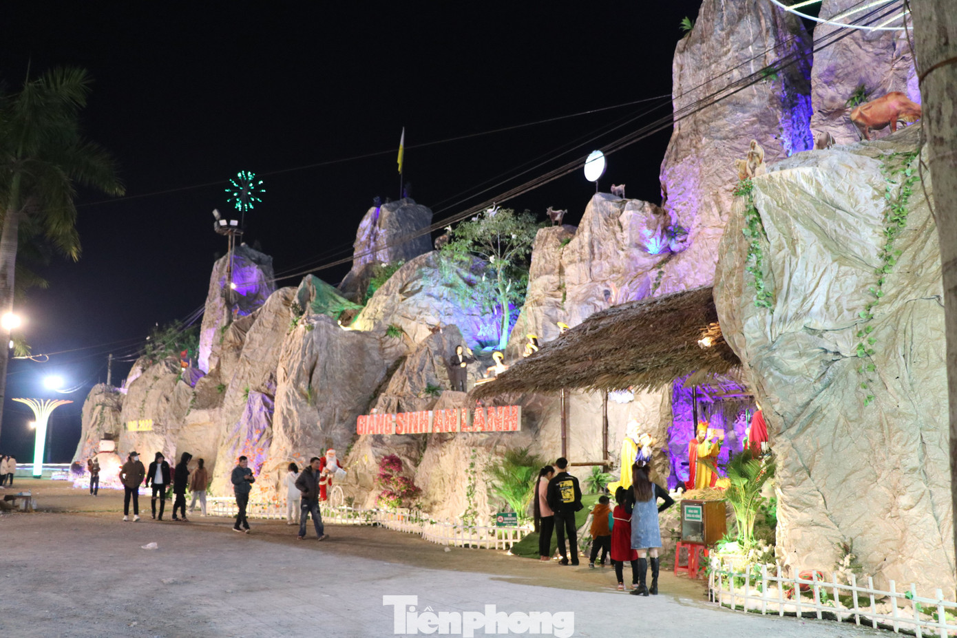 Ban đêm, hang đá lung linh tỏa sáng cả một vùng