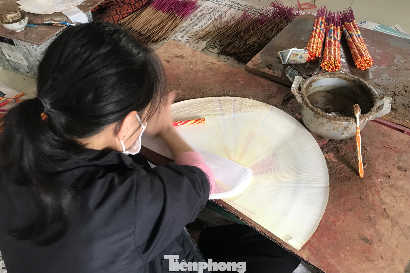 Nghề làm hương khá nhẹ nhàng, người già, học sinh cũng có thể tranh thủ thời gian để làm có thêm thu nhập.