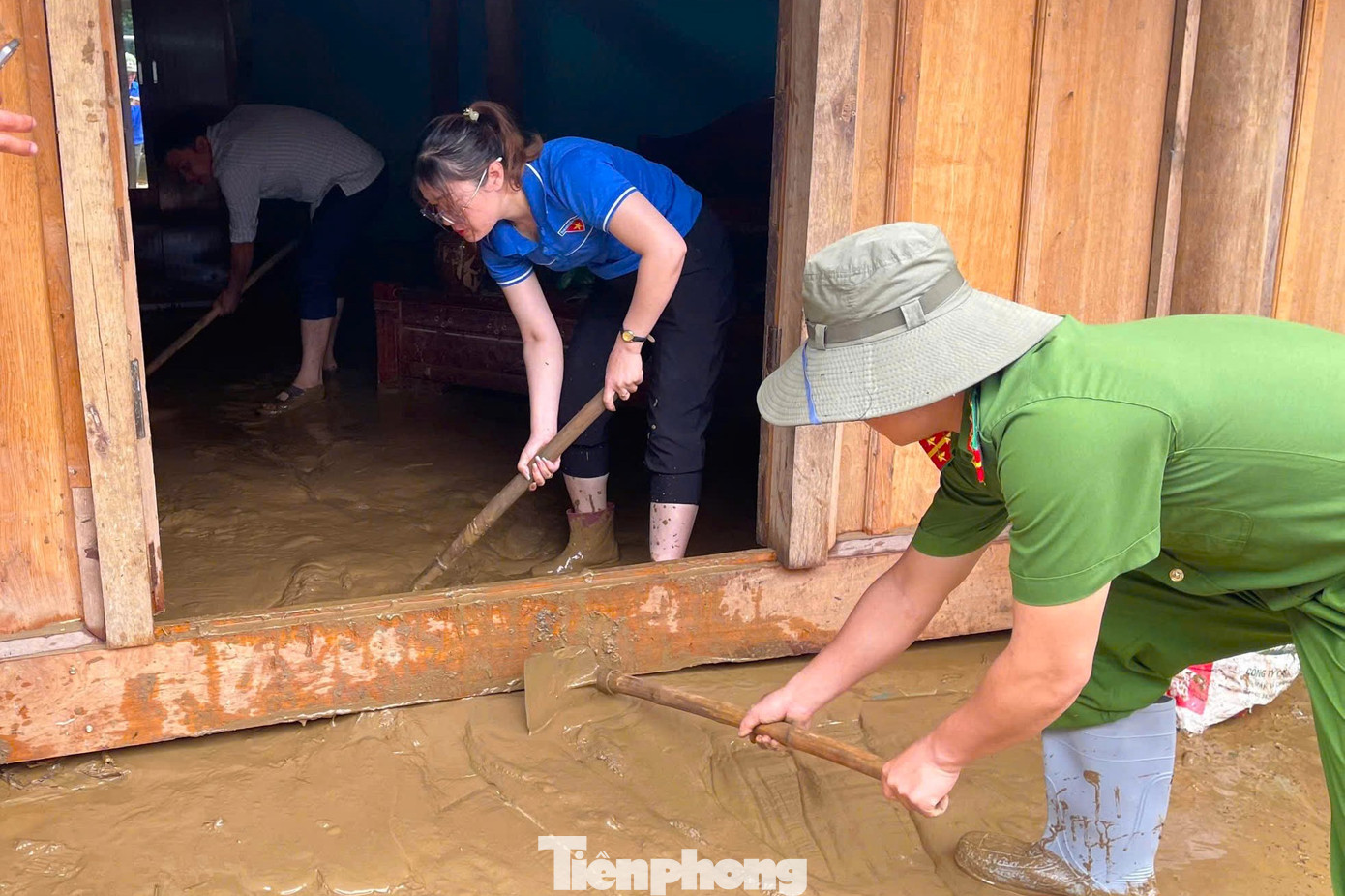 Trước đó, đêm 28/5, tại bản Long Thắng, xã Hữu Hạnh Dịch, huyện Quế Phong cũng xảy ra lũ quét gây thiệt hại lớn về tài sản của người dân. Bước đầu ghi nhận nhiều héc ta lúa, hoa màu bị thiệt hại. Ngoài ra, 3 nhà dân bị sập, 1 nhà dân cùng nhiều gia súc, gia cầm bị lũ cuốn trôi.