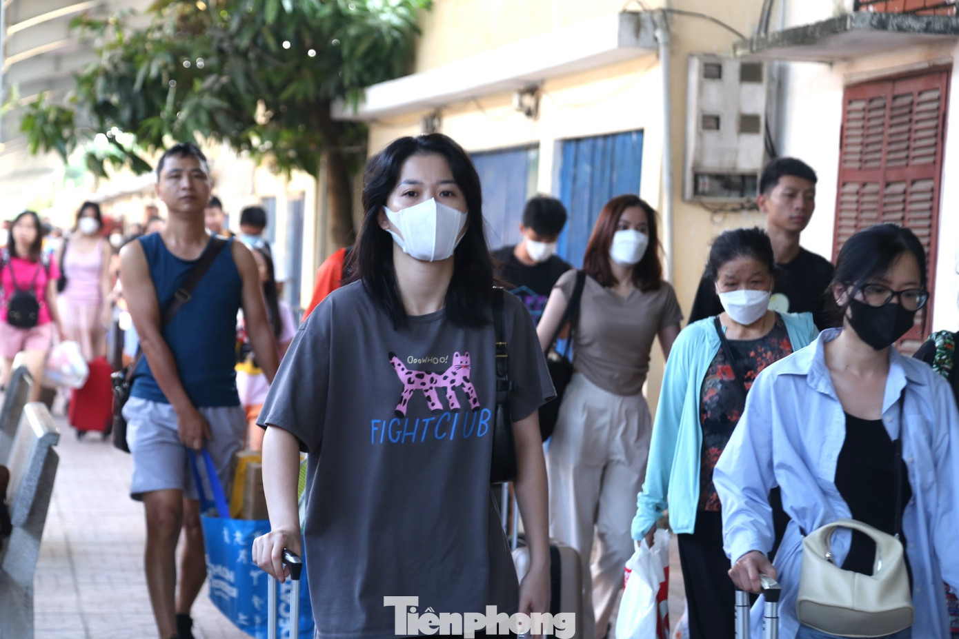 Bạn Phương Thảo (sinh viên năm 3 Trường Đại học Luật Hà Nội) chia sẻ: "Dịp Quốc khánh được nghỉ dài ngày nên em tranh thủ về quê thăm bố mẹ. Em phải 'săn' vé từ nửa tháng trước vì nghĩ cận ngày chắc chắn sẽ rất đông".