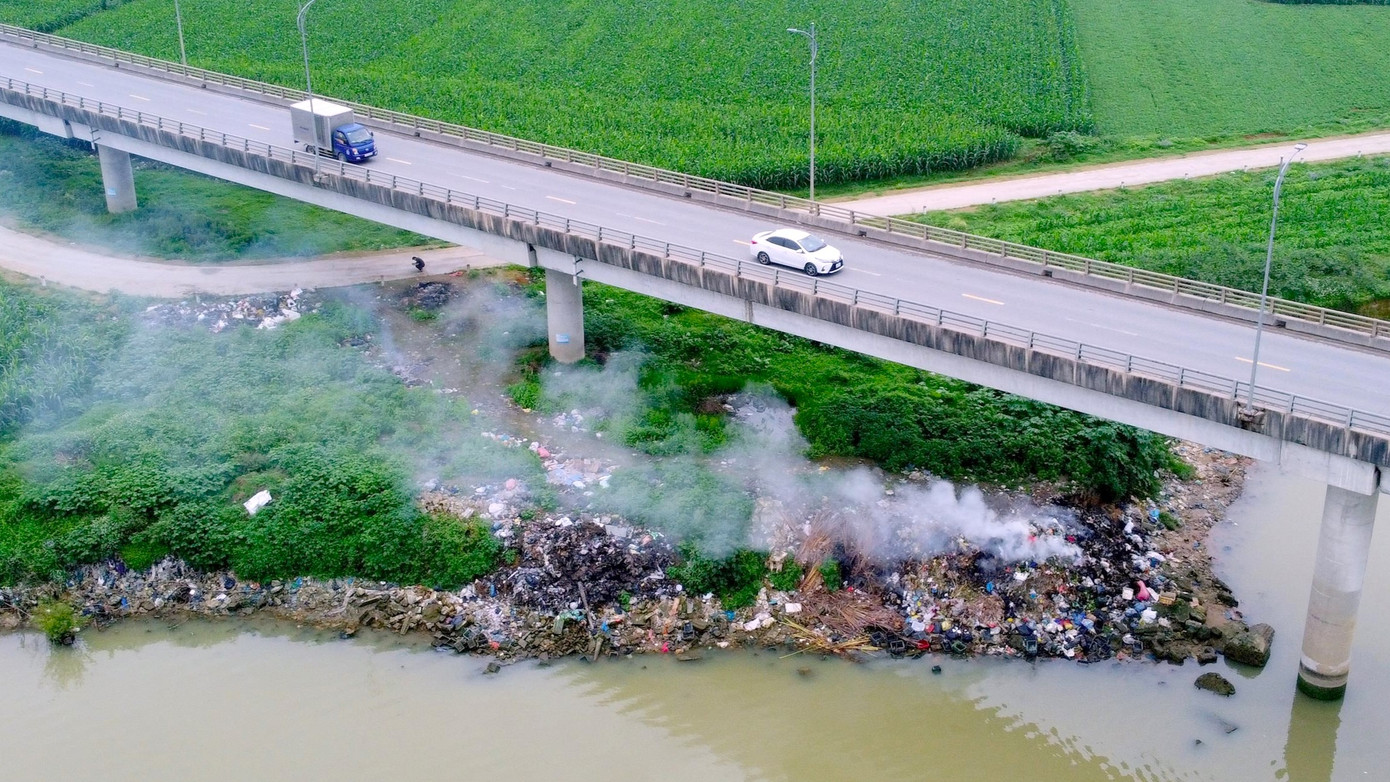 Cầu Yên Xuân bắc qua sông Lam, nối hai tỉnh Nghệ An – Hà Tĩnh được đầu tư hơn 900 tỷ đồng. Công trình nằm cách đường sắt Yên Xuân khoảng 2,5 km về phía thượng nguồn thuộc xã Hưng Nguyên Nam (tỉnh Nghệ An) và xã Đức Minh (tỉnh Hà Tĩnh).