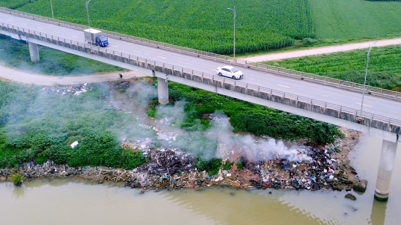 Cầu Yên Xuân bắc qua sông Lam, nối hai tỉnh Nghệ An – Hà Tĩnh được đầu tư hơn 900 tỷ đồng. Công trình nằm cách đường sắt Yên Xuân khoảng 2,5 km về phía thượng nguồn thuộc xã Hưng Nguyên Nam (tỉnh Nghệ An) và xã Đức Minh (tỉnh Hà Tĩnh).
