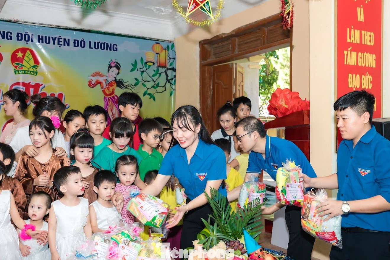 Tại chương trình "Trung thu cho em", cán bộ Đoàn đã tổ chức các hoạt động giao lưu văn nghệ, trò chơi dân gian, phá cỗ trung thu...