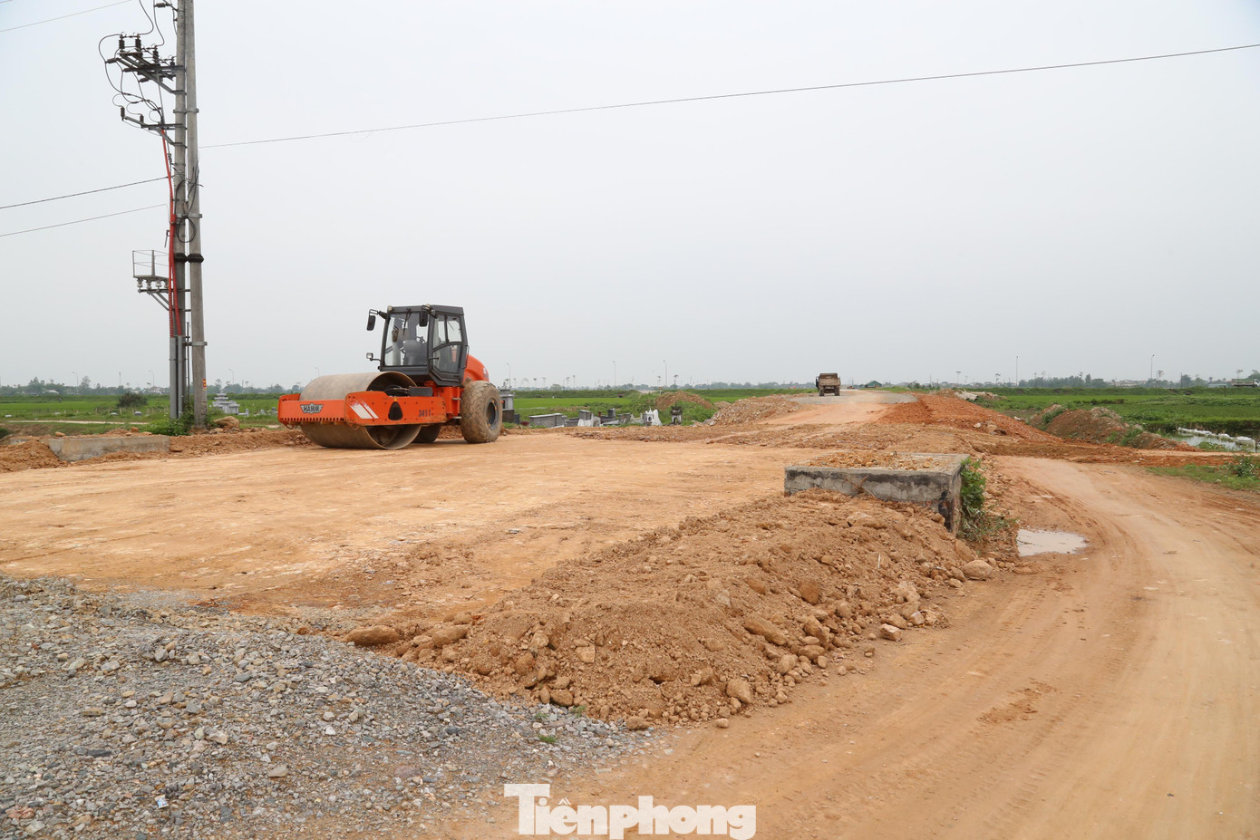 Tuyến đường có tổng chiều dài gần 6,5 km, trải dài qua địa phận các xã Hưng Lộc, Hưng Hòa và phường Hưng Dũng, TP Vinh. Điểm đầu tuyến chính là Km0+00 (giao đường Nguyễn Phong Sắc), điểm cuối là Km6+327,04 (nối đường ven Sông Lam). Trái ngược với kỳ vọng, qua 4 năm triển khai mọi thứ vẫn ngổn ngang.