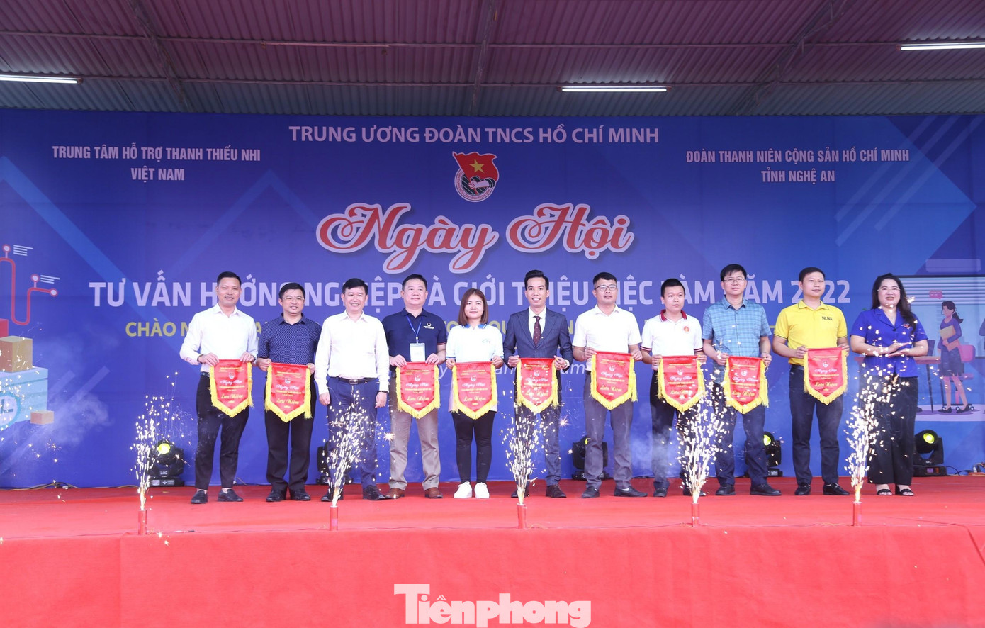 Trao tặng cờ lưu niệm cho các trường Cao đẳng, Trung cấp tham gia ngày hội Tư vấn hướng nghiệp và giới thiệu việc làm năm 2022 Trao tặng cờ lưu niệm cho các trường Cao đẳng, Trung cấp tham gia ngày hội Tư vấn hướng nghiệp và giới thiệu việc làm năm 2022