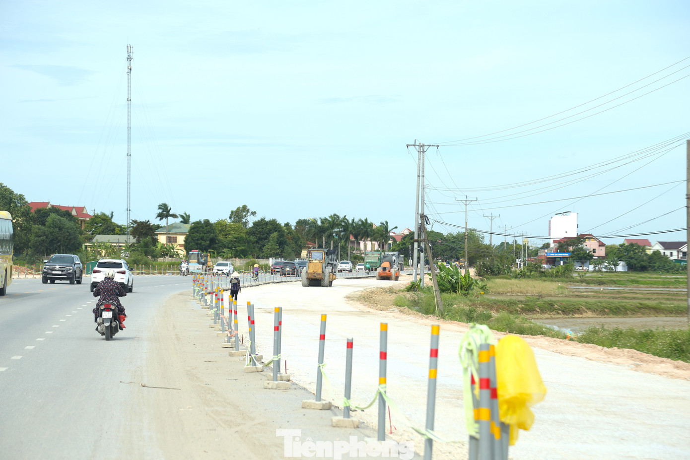 Ngày 11/6, UBND tỉnh Nghệ An đã mở cuộc họp đôn đốc tiến độ thực hiện, tháo gỡ khó khăn, vướng mắc dự án cải tạo, mở rộng quốc lộ 46 đoạn Vinh - Nam Đàn. Ông Hoàng Phú Hiền, Phó Chủ tịch UBND tỉnh Nghệ An đề nghị các đơn vị liên quan phối hợp cùng UBND huyện Nam Đàn tập trung chỉ đạo kiểm kê, kiểm đếm dứt điểm; đẩy nhanh tiến độ lập hồ sơ chi trả đối với các hộ dân không ảnh hưởng đến đất ở, đất vườn liên quan đến đất ở; đôn đốc, chỉ đạo các đơn vị chủ quản các công trình hạ tầng kỹ thuật thực hiện di dời theo quy định; đẩy nhanh tiến độ thi công khu tái định cư, hoàn thành giao đất cho các hộ dân. Ngày 11/6, UBND tỉnh Nghệ An đã mở cuộc họp đôn đốc tiến độ thực hiện, tháo gỡ khó khăn, vướng mắc dự án cải tạo, mở rộng quốc lộ 46 đoạn Vinh - Nam Đàn. Ông Hoàng Phú Hiền, Phó Chủ tịch UBND tỉnh Nghệ An đề nghị các đơn vị liên quan phối hợp cùng UBND huyện Nam Đàn tập trung chỉ đạo kiểm kê, kiểm đếm dứt điểm; đẩy nhanh tiến độ lập hồ sơ chi trả đối với các hộ dân không ảnh hưởng đến đất ở, đất vườn liên quan đến đất ở; đôn đốc, chỉ đạo các đơn vị chủ quản các công trình hạ tầng kỹ thuật thực hiện di dời theo quy định; đẩy nhanh tiến độ thi công khu tái định cư, hoàn thành giao đất cho các hộ dân.