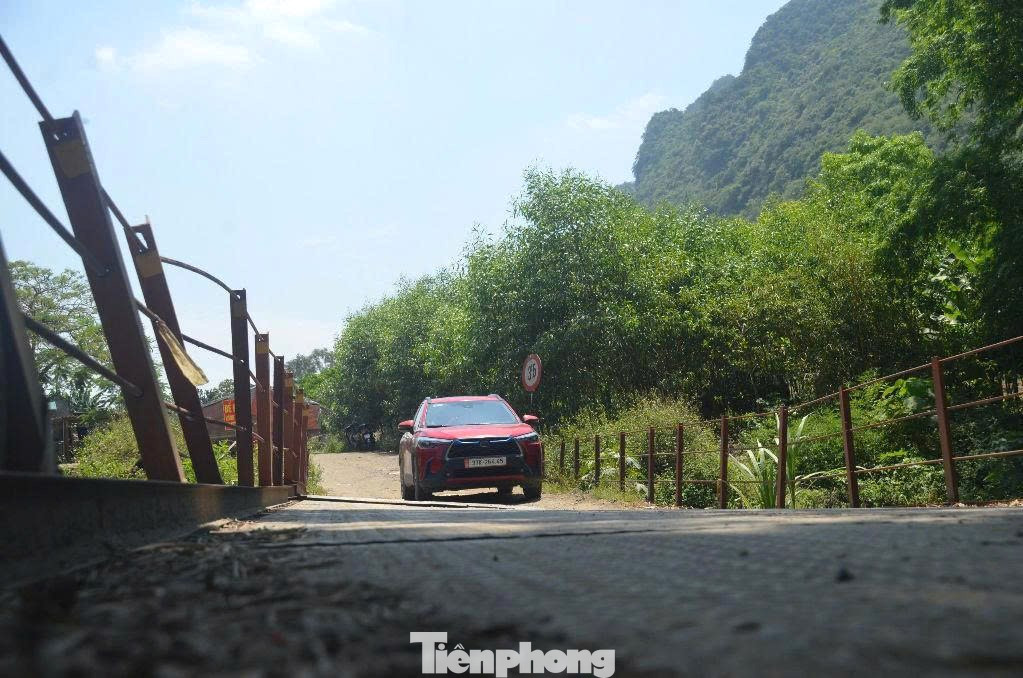 Qua quan sát, cầu tạm Khe Đá được dựng bằng các thanh sắt, lan can hai bên cầu đã bị nghiêng, bong mối hàn. Mỗi khi có xe di chuyển qua, cầu bị rung lắc mạnh.