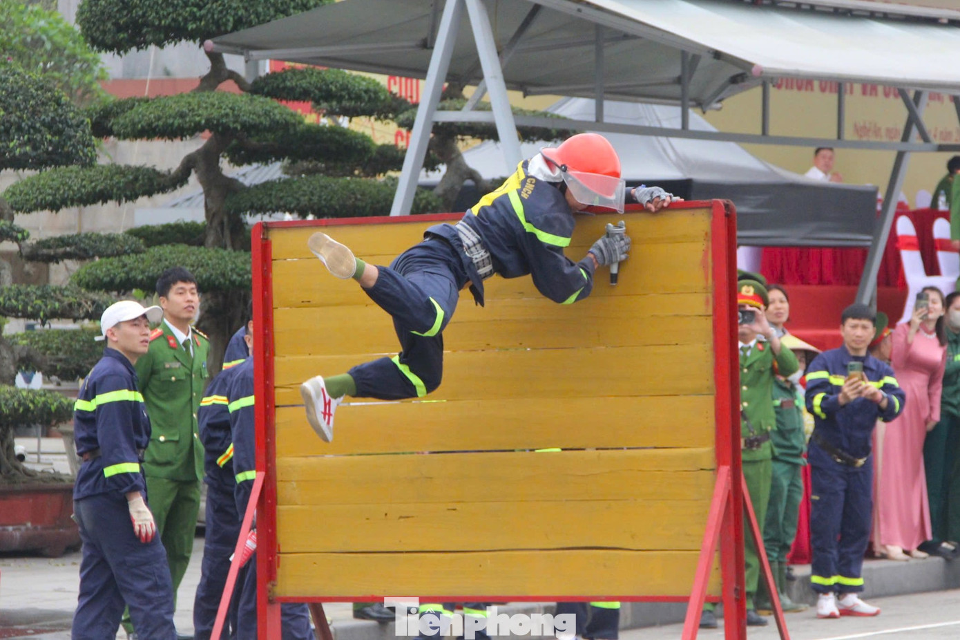 Môn thi “4x100m chạy tiếp sức cứu người và chữa cháy”. Trong ảnh, lính cứu hỏa vượt qua mô hình chướng ngại vật.