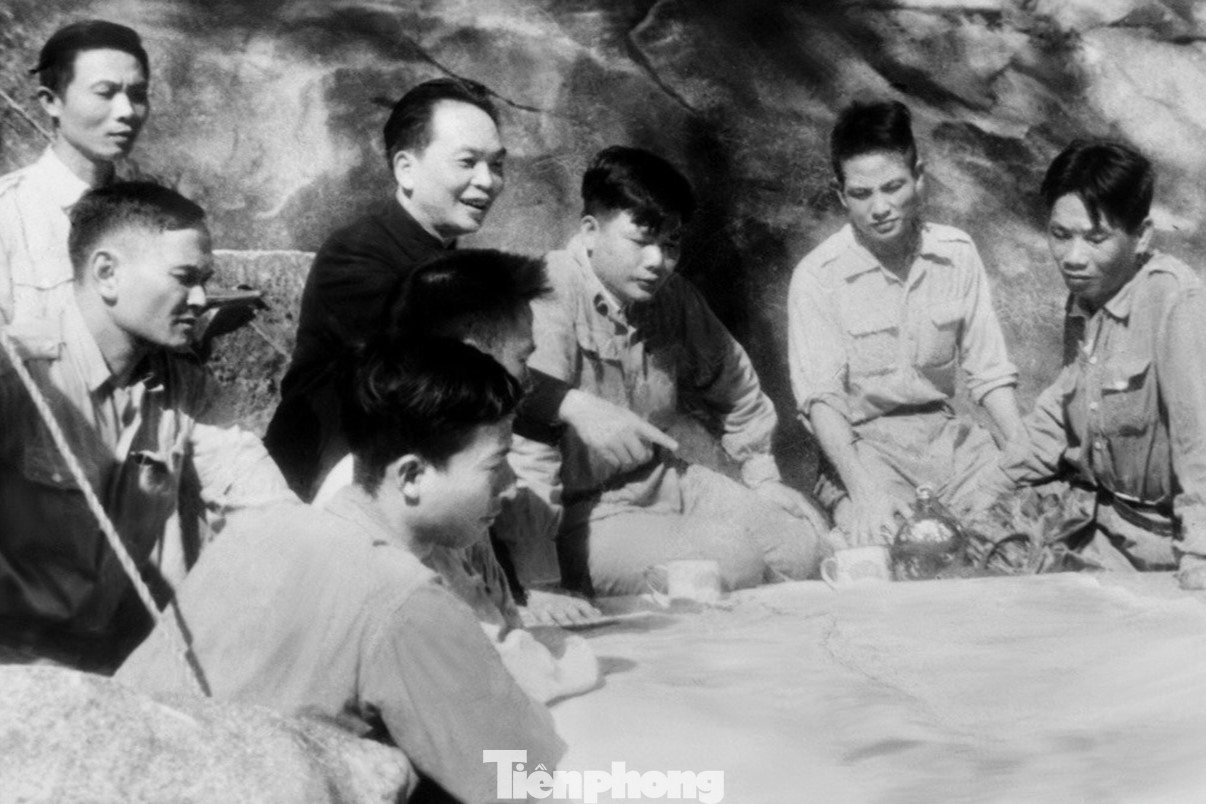 Hình ảnh Đại tướng Võ Nguyên Giáp cùng Bộ chỉ huy Chiến dịch Điện Biên Phủ bàn kế hoạch tác chiến cho từng trận đánh, tháng 1/1954 (trái) và các chiến sĩ pháo binh đã kéo những khẩu nặng hàng chục tấn vào chiếm lĩnh trận địa, năm 1954 (phải).