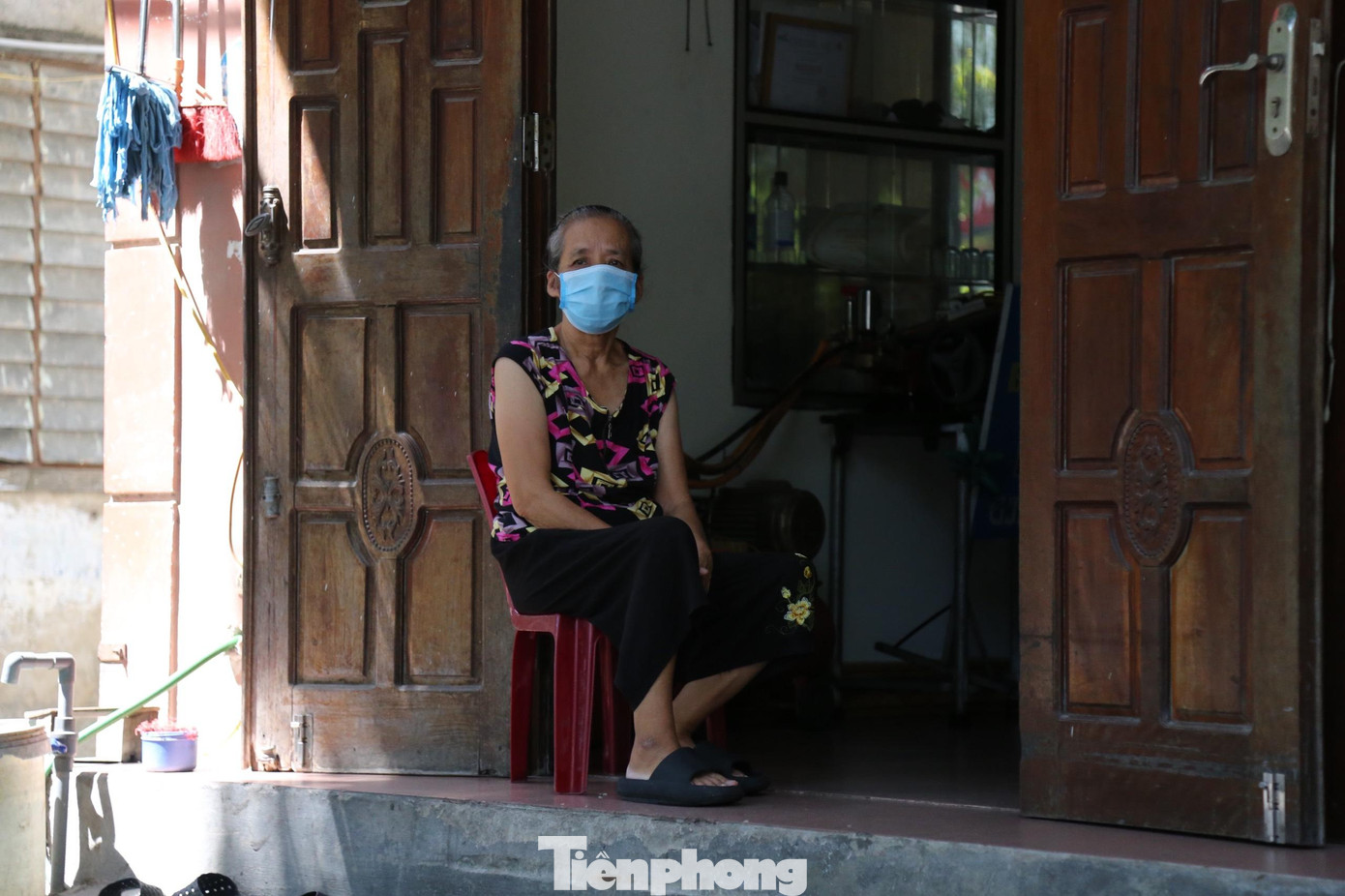 Người dân ý thức được nguy cơ lây nhiễm dịch bệnh từ những ca cộng đồng nên dù ngồi ở trước cửa nhà vẫn đeo khẩu trang phòng dịch.