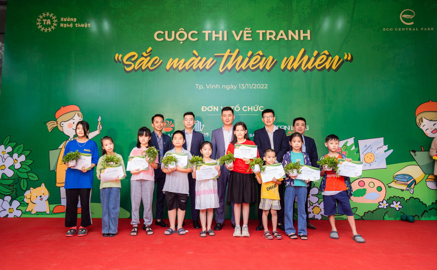 BTC trao giải cho các bạn nhỏ đạt giải tại Hội thi.