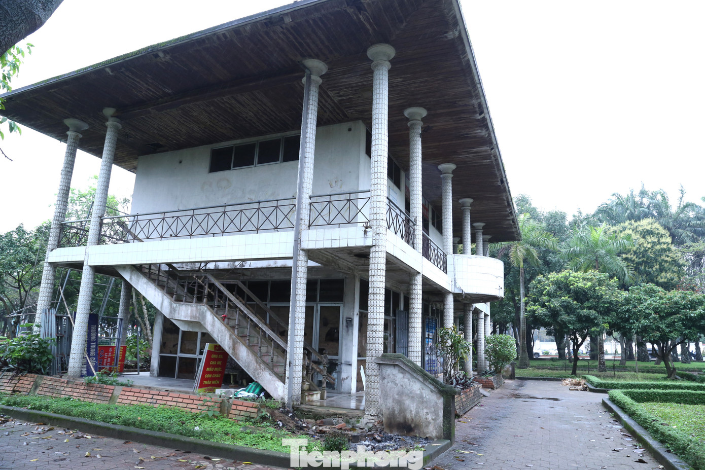 Trong công viên có một thư viện nhưng nay đã xuống cấp. Phía dưới tầng một được một người thuê để kinh doanh dịch vụ in ấn quảng cáo. Lối lên tầng hai đã đã rào bằng lưới b40 trông rất nhếch nhác.