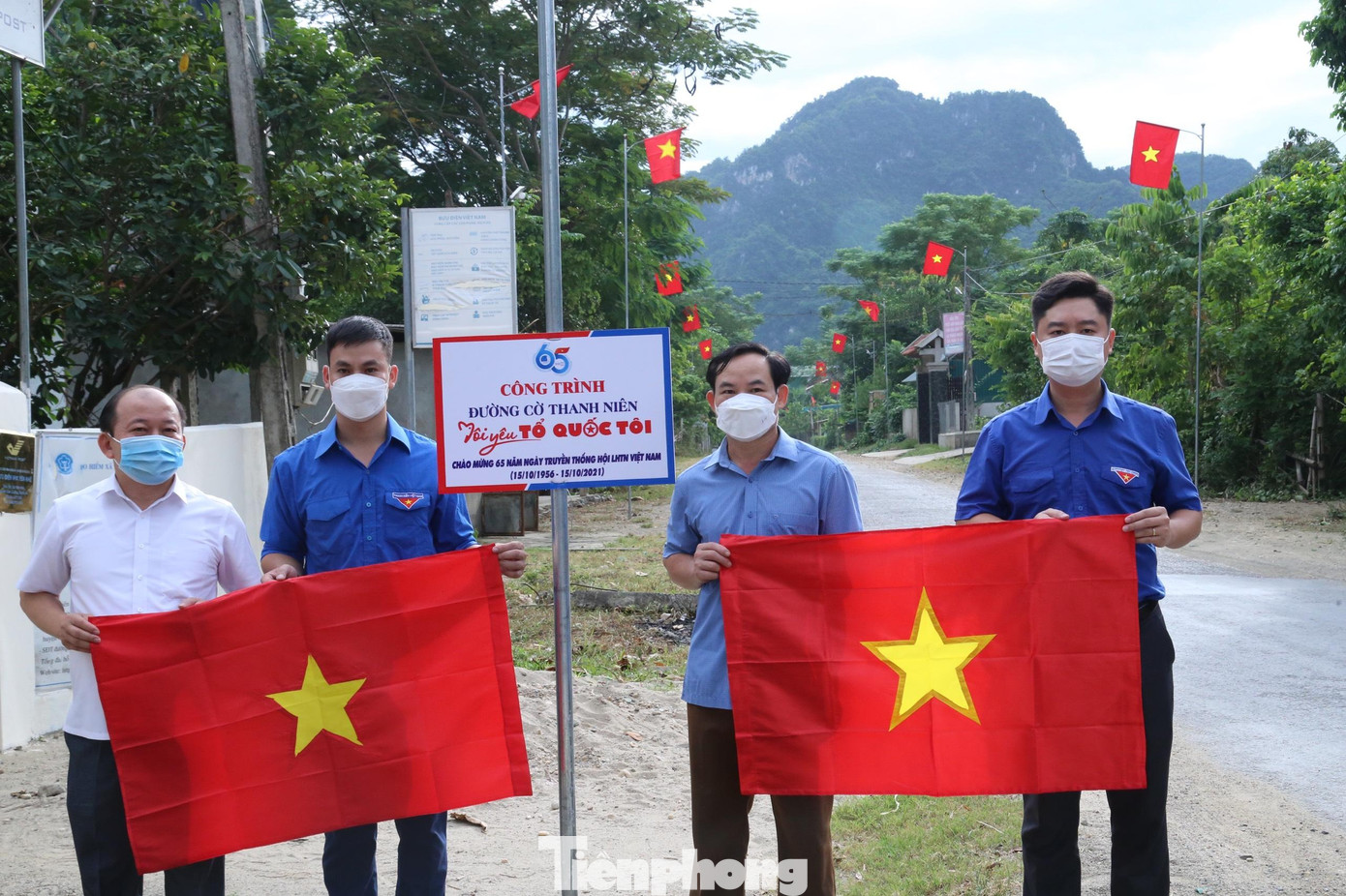 Hưởng ứng 65 ngày thi đua cao điểm chào mừng 65 năm thành lập Hội Liên hiệp Thanh niên Việt Nam (15/10/1956 - 15/10/2021), Tỉnh đoàn Nghệ An hỗ trợ công trình Đường cờ thanh niên - Tôi yêu Tổ quốc tôi tại xã Yên Khê (huyện Con Cuông). (Ảnh: Thu Hiền)