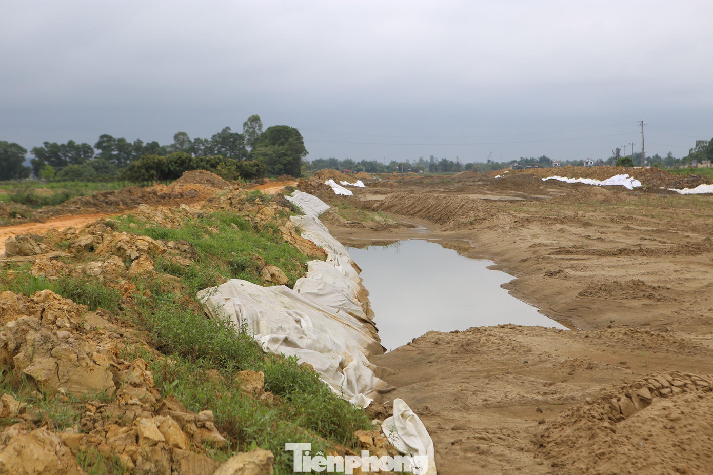 Ông Hà Huy Nguyên - Phó chỉ huy công trường Công ty TNHH Hoà Hiệp lý giải, do thời tiết hai hôm nay có mưa nên một số công nhân xin nghỉ. Còn những ngày trước làm việc bình thường. Mỗi ngày phân thành 2 nhóm làm việc cả ngày lẫn đêm, mỗi nhóm thợ có khoảng 20 công nhân.