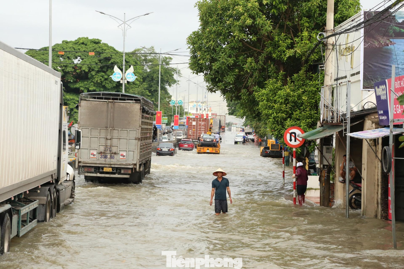 Ghi nhận tại Km405+500, QL1 (thuộc địa phận khối 7, thị trấn Giát, huyện Quỳnh Lưu, Nghệ An), trời đã tạnh mưa, nhưng nước trên QL1 qua đoạn này vẫn ngập sâu khoảng 40 - 50cm, chiều dài khoảng 50m.