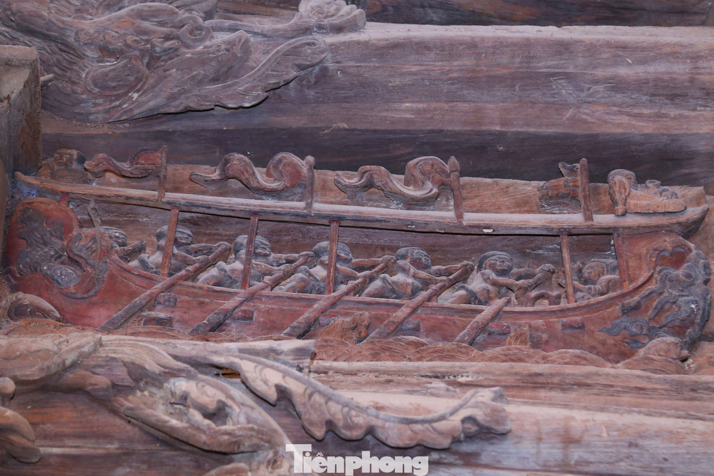 Các hoa văn trong đình được chạm khắc tỉ mỉ, công phu, có độ tinh xảo cao khiến bức tranh vô cùng sinh động, sắc nét, thể hiện nghệ thuật chạm khắc đã đạt đến trình độ bậc thầy.