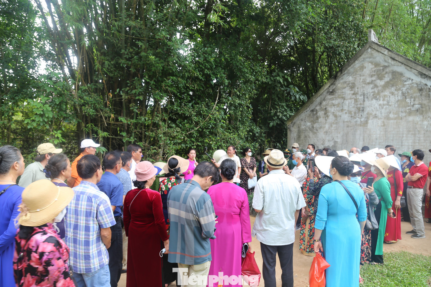 Dưới mái nhà tranh quê Bác, bên những hiện vật nhuốm màu thời gian, du khách được nghe thuyết minh viên kể về thời thơ ấu và 2 lần Bác về thăm quê.