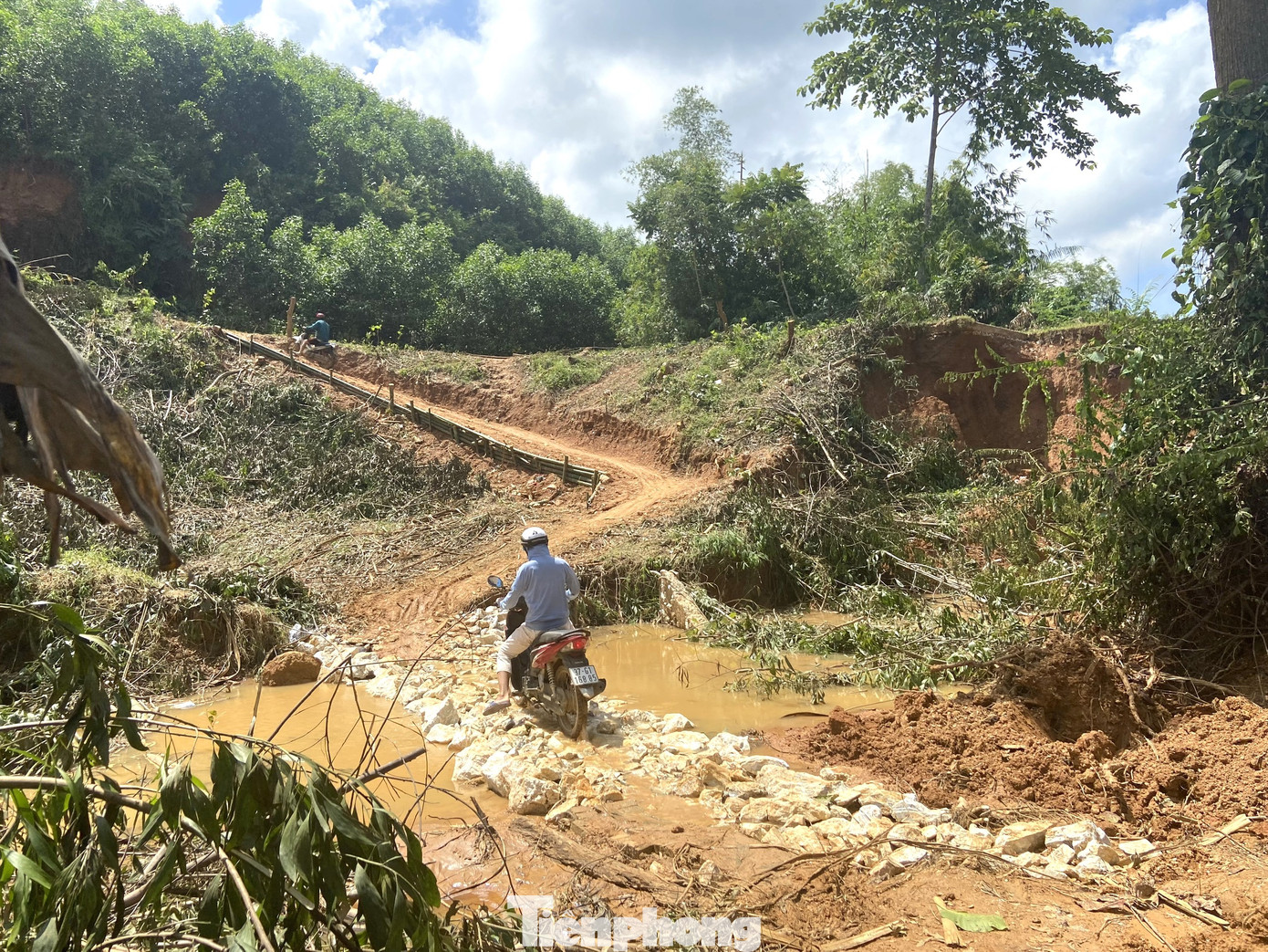 Ông Vi Thế Long – Chủ tịch UBND xã Châu Hạnh cho biết: “Nhờ sự hỗ trợ tích cực, con đường tạm hoàn thành giúp hàng chục hộ dân trên địa bàn thoát cảnh bị cô lập. Người dân, học sinh có thể đi lại thuận tiện. Do đoạn đường cũ bị nước lũ cuốn trôi, hư hỏng nặng nề nên xã đã báo cáo lên huyện để xin phương án khắc phục”.