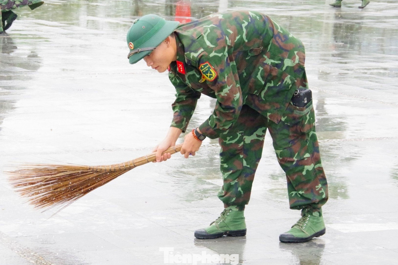 Chiến sĩ trẻ cần mẫn dọn sạch rác trong khuôn viên Khu di tích Truông Bồn. Chiến sĩ trẻ cần mẫn dọn sạch rác trong khuôn viên Khu di tích Truông Bồn.