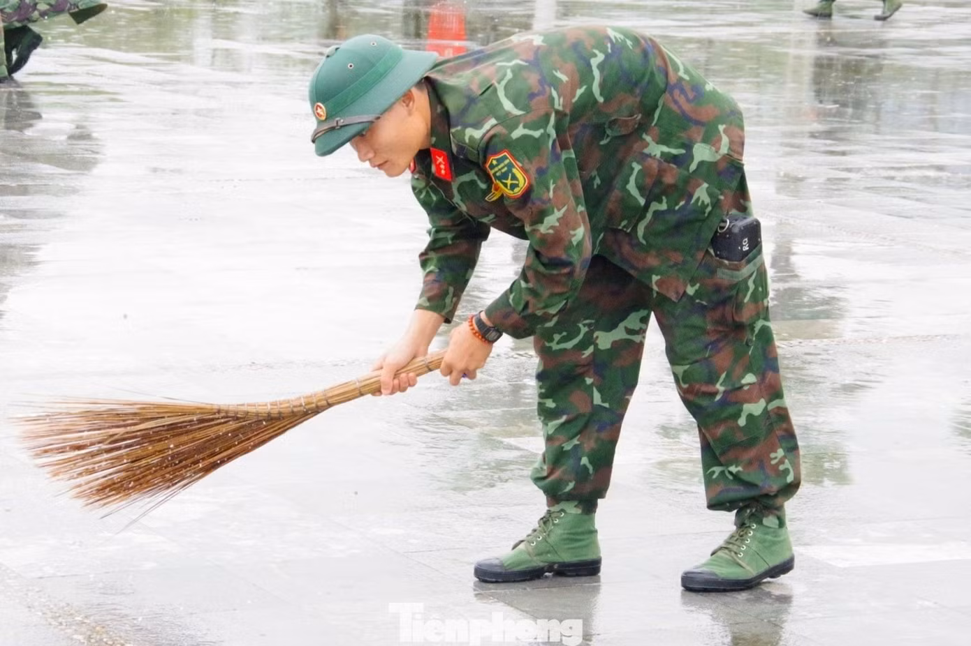 Chiến sĩ trẻ cần mẫn dọn sạch rác trong khuôn viên Khu di tích Truông Bồn. Chiến sĩ trẻ cần mẫn dọn sạch rác trong khuôn viên Khu di tích Truông Bồn.