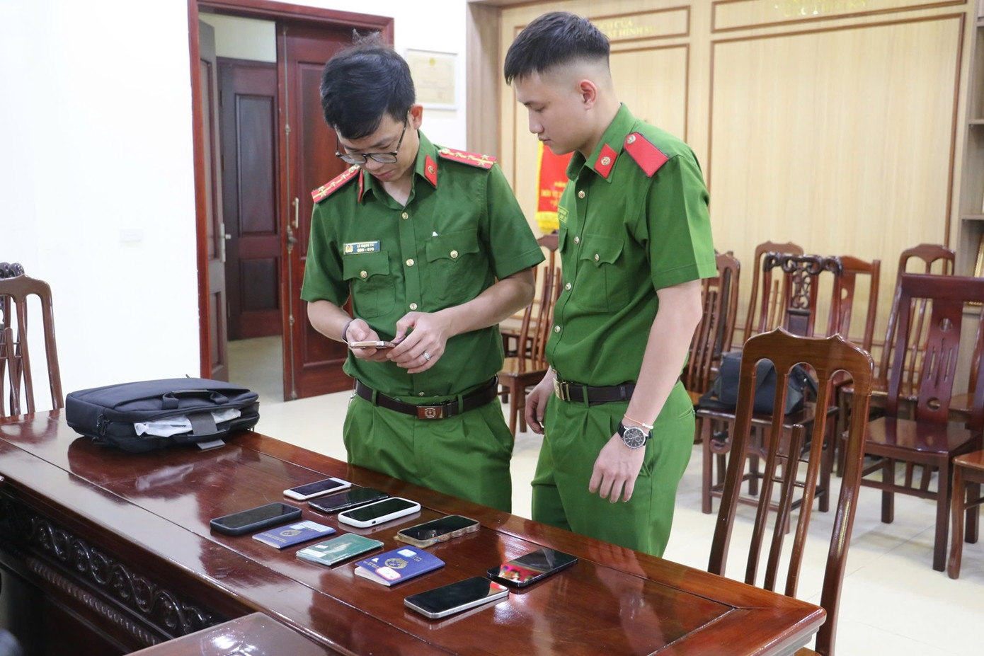 Công an kiểm tra tang vật vụ án lừa đảo