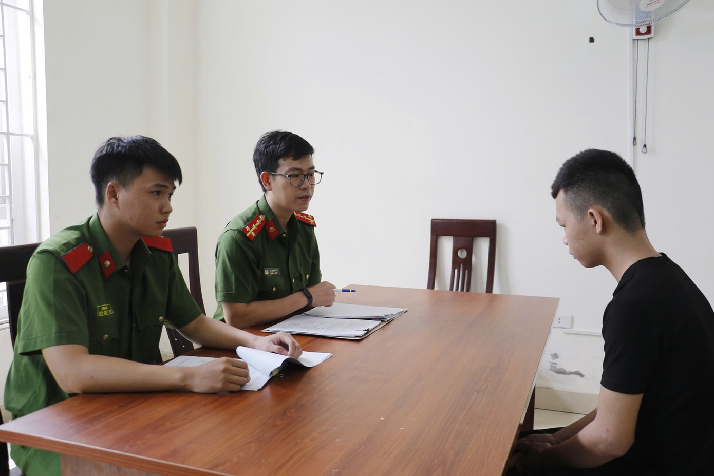 Cơ quan công an lấy lời khai đối tượng trong trong vụ án lừa đảo chiếm đoạt tài sản xuyên quốc gia tại đặc khu kinh tế "Tam Giác Vàng" thuộc tỉnh Bokeo, CHDCND Lào.