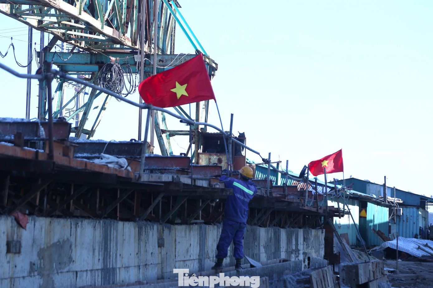 Tại cầu Hưng Thắng 1 (xã Hưng Thắng, huyện Hưng Nguyên), đã hoàn thành 24% khối lượng thi công. Trong ảnh: Công nhân treo cờ Tổ quốc, tạo khí thế làm việc hăng say trên công trường. Tại cầu Hưng Thắng 1 (xã Hưng Thắng, huyện Hưng Nguyên), đã hoàn thành 24% khối lượng thi công. Trong ảnh: Công nhân treo cờ Tổ quốc, tạo khí thế làm việc hăng say trên công trường.