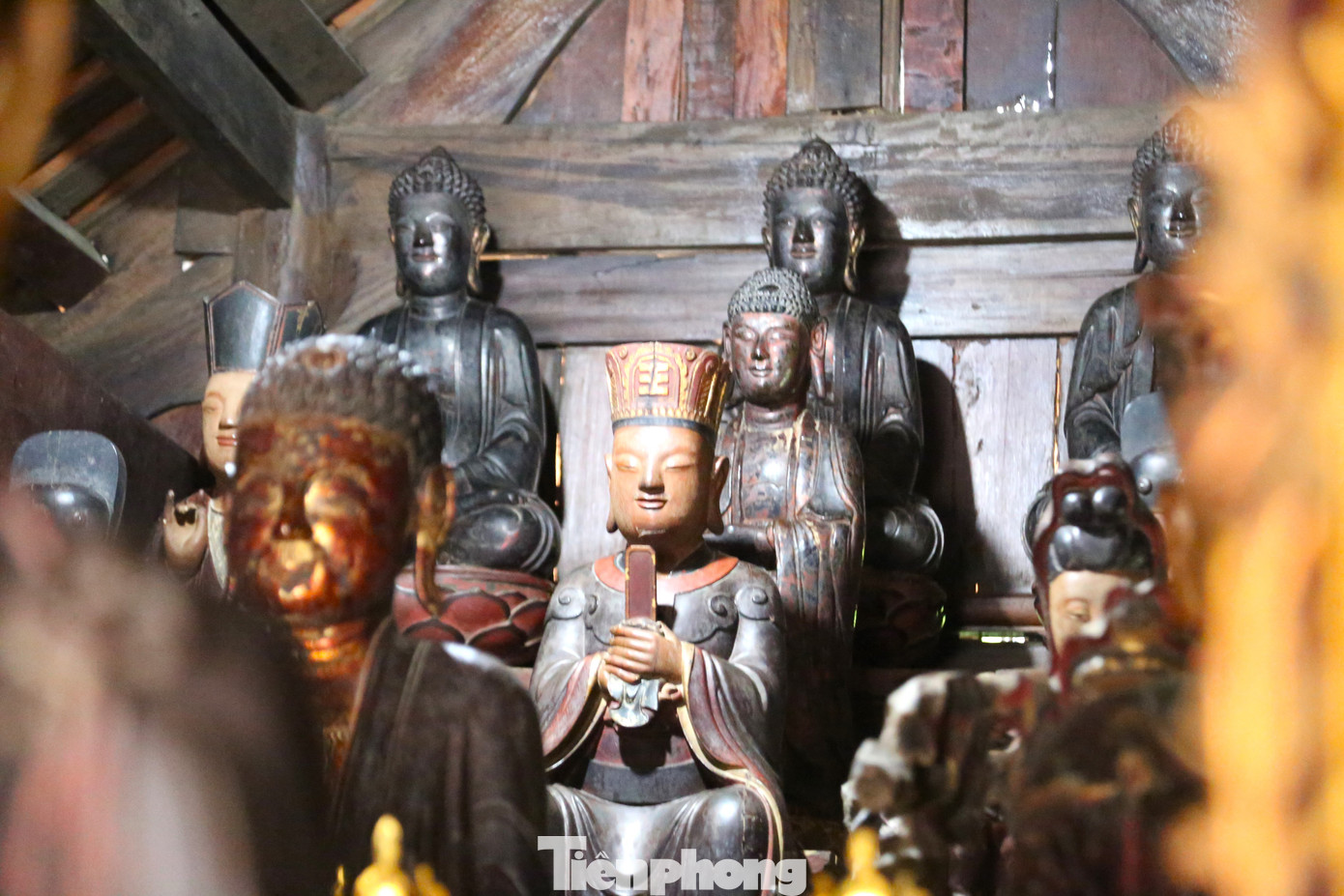 Chùa hiện còn lưu giữ được gần 40 pho tượng gồm nhiều thể loại, tạo thành một hệ thống tượng pháp phong phú, độc đáo. Ngoài tượng Phật Tổ, Bồ Tát, La Hán, Tổ sư còn có tượng Vua, quan, phụ nữ…