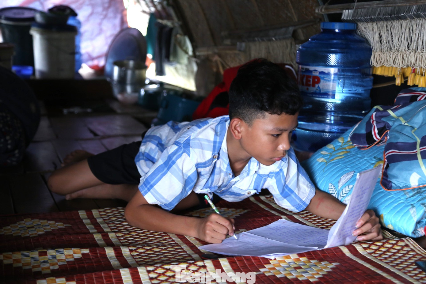 Không có bàn học, cậu con trai học lớp 6 của ông Hoài phải nằm để học bài. Không có bàn học, cậu con trai học lớp 6 của ông Hoài phải nằm để học bài.